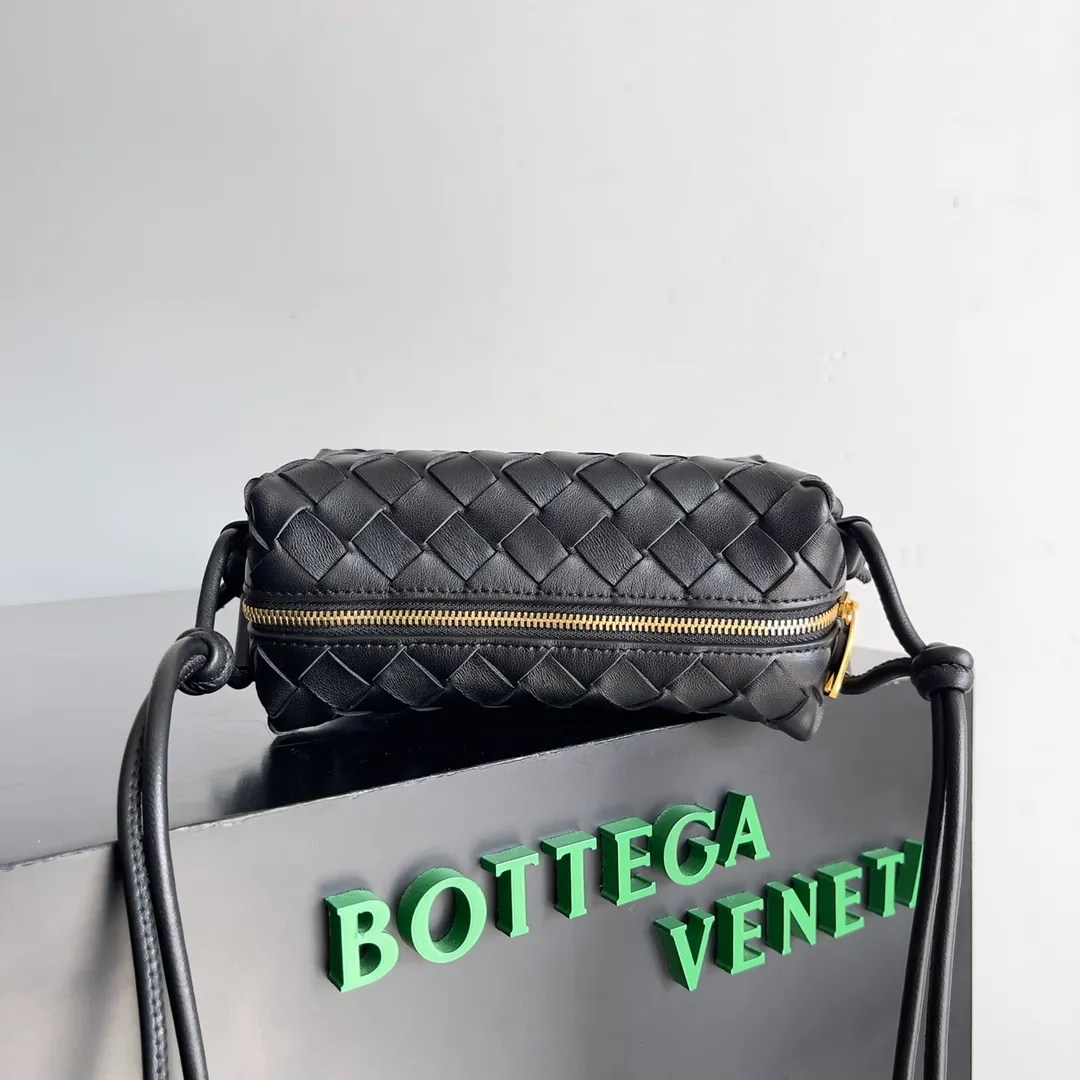 Batch 1560 New version and new color (third generation) 𝗕𝗼𝘁𝘁𝗲𝗴𝗮 𝗩𝗲𝗻𝗲𝘁𝗮———— The latest version of the loop camera bag💥 at the BV King of Cost-Effectiveness counter, large woven texture➕As always, ultra-high-quality lambskin, with zippers and adjustable drawstrings, it is especially suitable for the belly💫It can fit anything, and it is very light in weight. It is suitable for girls of all ages. Size: 17*10*6cm Style number: 723547